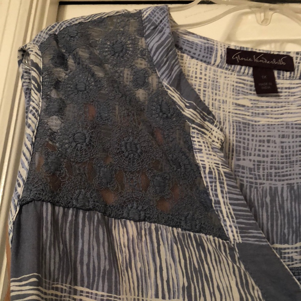 ๐ 5/$35 Button down blouse - Picture 2 of 3